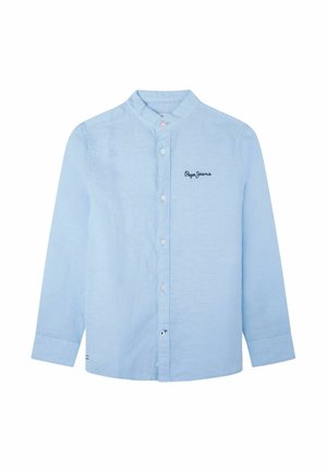 Jasnoniebieska koszula z długim rękawem, zapinana na guziki, z kołnierzem stójką i haftowanym logo „Pepe Jeans” na lewej piersi.