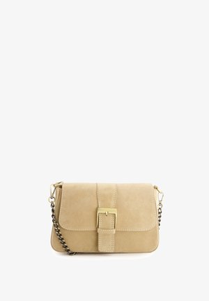 Sac à main en suède beige avec une fermeture à rabat, présentant un détail de boucle en métal doré et une chaîne. Texture lisse, forme rectangulaire.