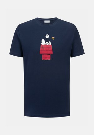 Marineblauwe T-shirt met Snoopy die slaapt op een rode hondenhok, terwijl een klein geel vogeltje in de buurt vliegt met een spraakwolk waarin een "Z" staat.