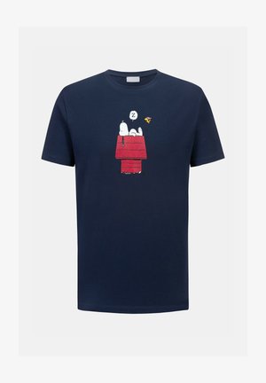 Marineblauwe T-shirt met Snoopy die slaapt op een rode hondenhok, terwijl een klein geel vogeltje in de buurt vliegt met een spraakwolk waarin een "Z" staat.
