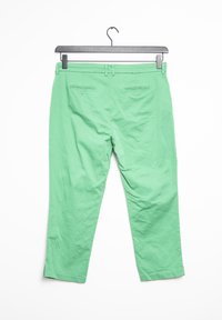 Pantalon en coton vert avec une texture lisse, doté d'une coupe droite, de poches arrière et de détails de couture subtils.