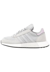 Scarpe da ginnastica grigie realizzate in mesh e suede, con tre strisce, una suola intermedia bianca e un accento rosa chiaro sul tallone.