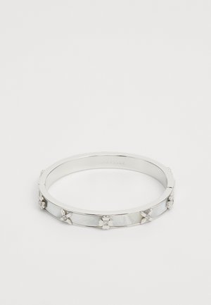 Silver bangle-armband med ett inlägg av pärlemor, dekorerad med fyra blommönster och små klara ädelstenar. Slät, polerad yta.