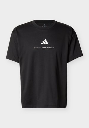 T-shirt noir à manches courtes avec logo Adidas blanc et texte « RUNNERS WE ARE DIFFERENT » au centre devant.