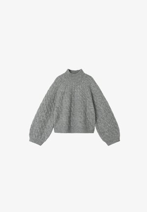 Grauer gestrickter Pullover mit hohem Rippkragen, übergroßen Ärmeln und strukturiertem Zopfmuster. Kürzerer Saum und gerippte Bündchen.