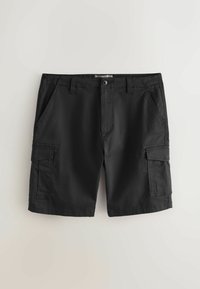 Czarne szorty typu cargo z przednim guzikiem, szlufkami na pasek, bocznymi kieszeniami oraz klapkami na kieszeniach cargo na jasnym tle.