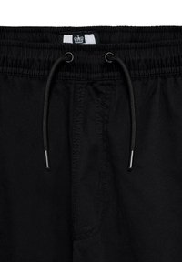 Sorte shorts med elastisk talje og snoretræk, sidelomme og glat stofoverflade. Simple, alsidige design uden mønstre.