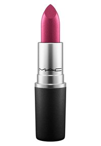 Un rouge à lèvres MAC dans un étui noir mat, avec un capuchon en métal argenté. La mine est d'un rose scintillant. Le design est élégant avec une pointe arrondie.