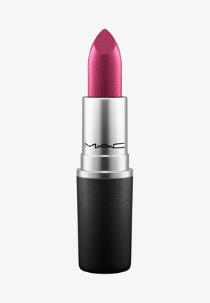 Un rouge à lèvres MAC dans un étui noir mat, avec un capuchon en métal argenté. La mine est d'un rose scintillant. Le design est élégant avec une pointe arrondie.