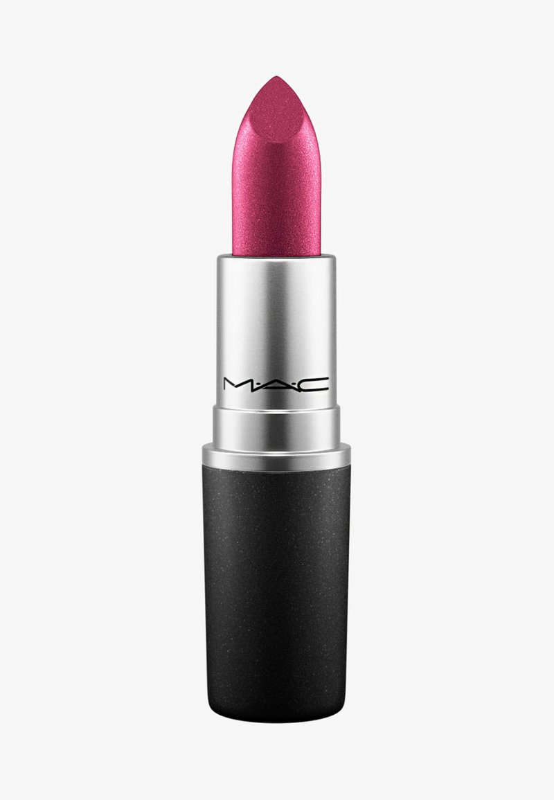 MAC læbestift i en sort mat emballage, der har et metallisk sølvlåg. Læbestiftens spids er en skinnende pink. Designet er elegant med en afrundet spids.