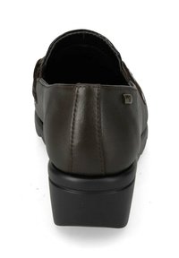 Scarpa di pelle marrone con punta arrotondata e tacco leggermente sollevato. Dettagli delle cuciture e piccolo logo sul lato. Texture liscia.