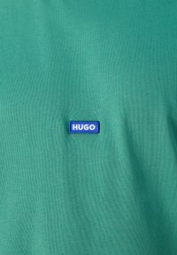 HUGO NIEROS - T-Shirt basic - open green
