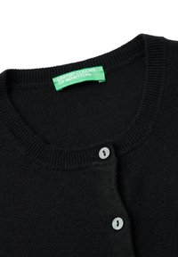Černý pletený kardigan s kulatým výstřihem, zapínání na knoflíky s dvěma světlými knoflíky a zelenou visačkou s nápisem "United Colors of Benetton."