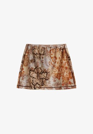 Lyhyt, kuviollinen hame, joka sisältää lämpimiä värejä, kuten oranssia ja ruskeaa, joustavalla vyötäröllä ja sileällä pinnalla.