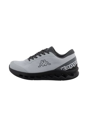 Grauer und schwarzer Kappa-Sneaker mit schwarzen Schnürsenkeln, atmungsaktivem Mesh-Obermaterial und belüfteter Sohle, von der Seite auf weißem Hintergrund dargestellt.