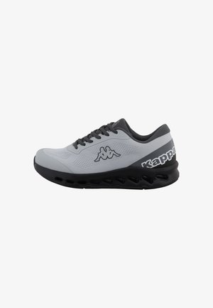 Grauer und schwarzer Kappa-Sneaker mit schwarzen Schnürsenkeln, atmungsaktivem Mesh-Obermaterial und belüfteter Sohle, von der Seite auf weißem Hintergrund dargestellt.