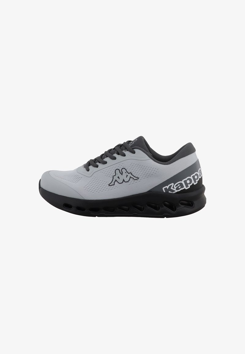 Baskets Kappa grises et noires avec lacets noirs, tige en mesh respirant et semelle ventilée, vues de côté sur fond blanc.