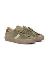 Zapatillas de ante verde con franjas beige, suela de goma texturizada y interior a juego en beige. Presentan cordones planos y detalles cosidos.