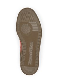 Sole della scarpa con superficie in gomma testurizzata, caratterizzata da un design circolare e il marchio "Marc O'Polo". Il colore è marrone con un motivo a zigzag.