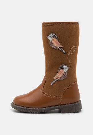 Botte marron mi-mollet avec partie inférieure en cuir lisse, partie supérieure en daim ornée de deux applications d'oiseaux cousues reliées par une ligne de couture courbée.