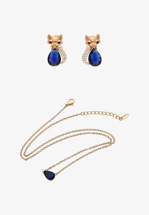 Guldøreringe formet som ræve med blå dråbeformede sten og klare krystaller, kombineret med en guldkæde med en matchende blå dråbeformet vedhæng.