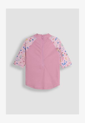 Růžový rash guard s krátkým rukávem, s jednobarevným tělem a barevným vzorem podvodního tématu na rukávech. Na zadní straně je zip pro snadné oblékání.