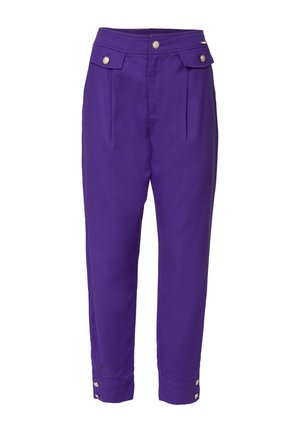 Pantalones morados de corte relajado, con pliegues delanteros, bolsillos laterales y detalles de botones en el dobladillo. Textura de tela suave.