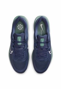 Scarpe da corsa Nike in blu navy con tomaia in mesh, dettagli verdi, logo bianco, collarino imbottito e suole texturizzate per una maggiore aderenza.