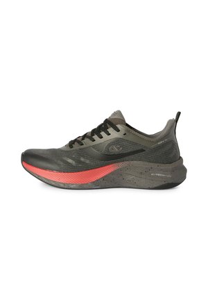 Zapatilla deportiva gris y negra con acento rojo en la suela, cordones negros y entresuela acolchada etiquetada con "C-TECH FOAM", vista lateral sobre fondo blanco.