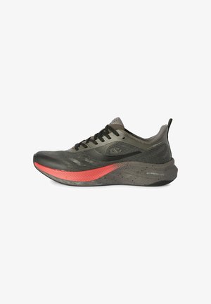 Sneaker atletica grigia e nera con accento rosso sulla suola, lacci neri e intersuola ammortizzata con etichetta "C-TECH FOAM", vista laterale su sfondo bianco.