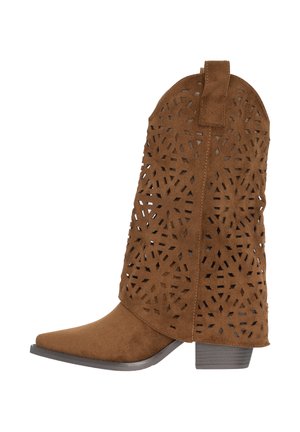 Bruine suède cowboylaars met laser uitgesneden geometrische patronen, een spitse neus, een lusje om aan te trekken en een lage gestapelde hak.