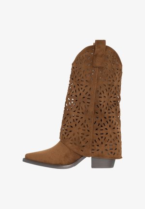 Stivale da cowboy in camoscio marrone con motivi geometrici tagliati al laser, punta appuntita, asola per tirare e tacco basso impilato.