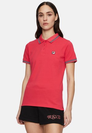 Rød polo-shirt med krave med blå og hvide striber, tre knapper, og et lille broderet logo på venstre bryst.