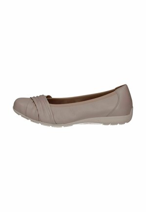 Chaussure plates beige clair avec un bout rond, présentant un détail plissé à l'avant et une texture en cuir lisse ; semelle en caoutchouc blanc.