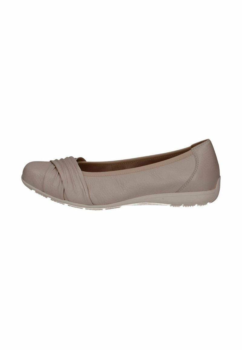 Zapato plano color beige claro con punta redondeada, que presenta un detalle plisado en la parte delantera y una textura de cuero suave; suela de goma blanca.