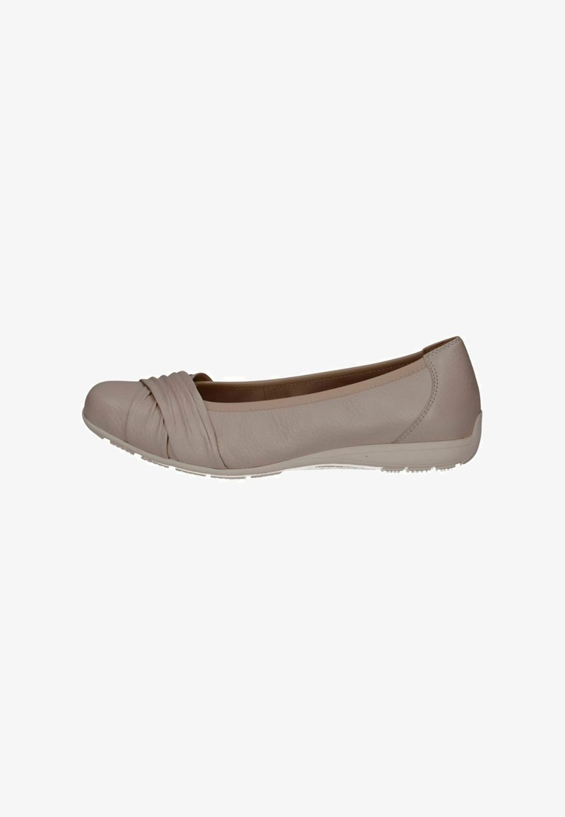 Zapato plano color beige claro con punta redondeada, que presenta un detalle plisado en la parte delantera y una textura de cuero suave; suela de goma blanca.