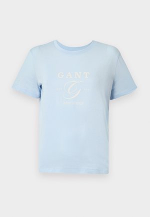 T-shirt en coton bleu clair avec un col rond, des manches courtes, et un logo imprimé blanc indiquant "GANT EST. 1949 NEW HAVEN" sur le devant.