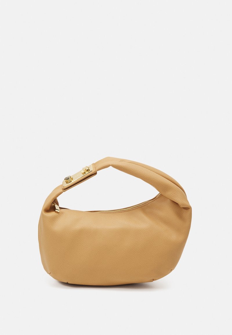 Sac à main en cuir souple beige avec une poignée courte et des détails en métal doré sur fond blanc.
