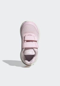 Zapatilla rosa con parte superior de malla y sintético, que presenta dos correas de Velcro, punta redondeada y suela de goma blanca.