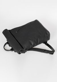 Schwarzer Rucksack aus glattem synthetischem Material. Verfügt über einen Rolltop-Verschluss, verstellbare Gurte und eine Fronttasche mit Reißverschluss. Minimalistisches Design.