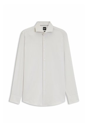 Camicia da uomo bianca a maniche lunghe con bottoni frontali e colletto appuntito, distesa su sfondo bianco.