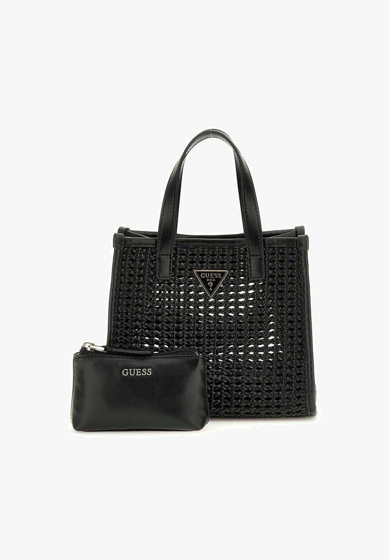 Sac à main noir avec un design tressé, des poignées robustes et un logo triangulaire. Comprend une petite pochette noire zippée en matériau lisse.