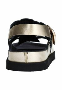 Gouden metallic sandaal met verstelbare bandjes, zwarte zachte voering, rubberen zool en stiksels. Open achterkant voor makkelijk aan- en uittrekken.
