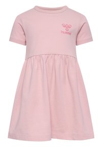 Roze jurk met korte mouwen en een geplooide rok, gemaakt van zachte stof. Heeft een klein logo op de borst en een ronde halslijn.