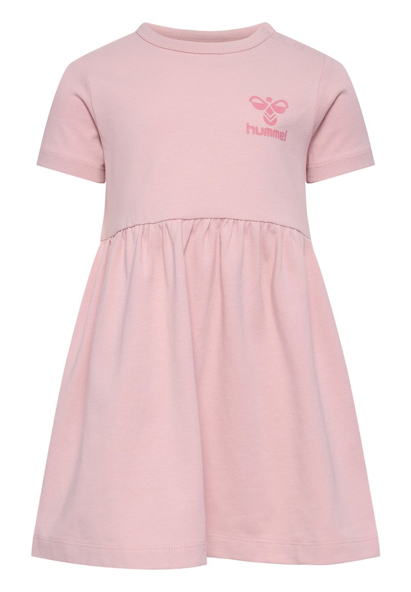 Roze jurk met korte mouwen en een geplooide rok, gemaakt van zachte stof. Heeft een klein logo op de borst en een ronde halslijn.