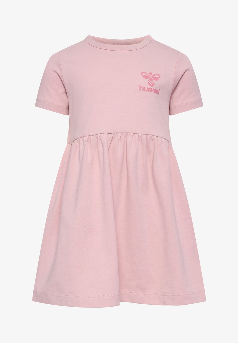 Roze jurk met korte mouwen en een geplooide rok, gemaakt van zachte stof. Heeft een klein logo op de borst en een ronde halslijn.