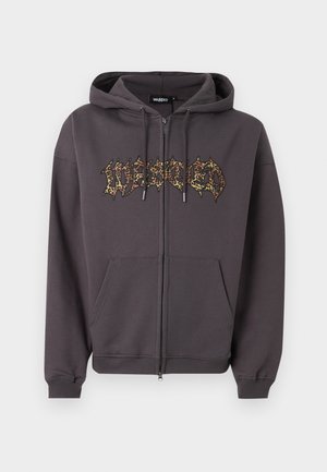 Σκούρο γκρι φούτερ με φερμουάρ, μπροστινές τσέπες, κουκούλα με κορδόνι και κείμενο "Wasted" με γραμματοσειρά λεοπάρ στο στήθος.