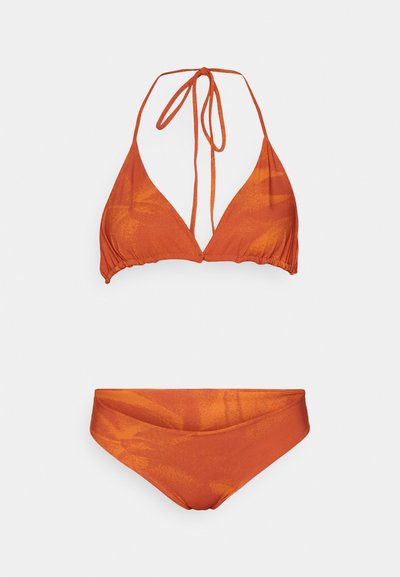 Oranžový bikinový set, ktorý obsahuje trojuholníkový vrch s nastaviteľnými viazaniami a nízko strihané spodky. Materiál vyzerá hladko, s jemným textúrovaným vzorom.