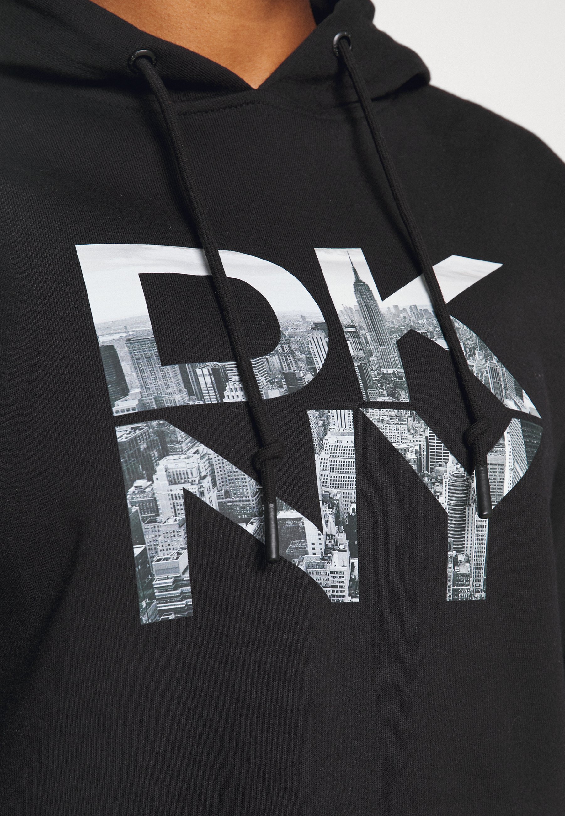 DKNY STACKED CITY LOGO RAGLAN CROPPED