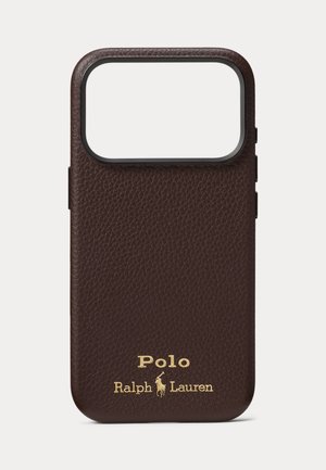 Custodia per telefono in pelle marrone scuro con texture, ampio ritaglio per la fotocamera e logo Polo Ralph Lauren dorato centrato vicino al fondo.